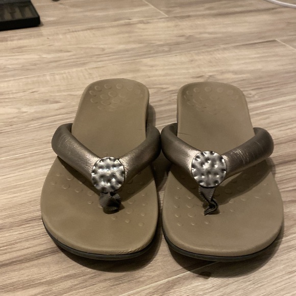 Vionic Lida flip flop size 8.5 - Picture 4 of 5